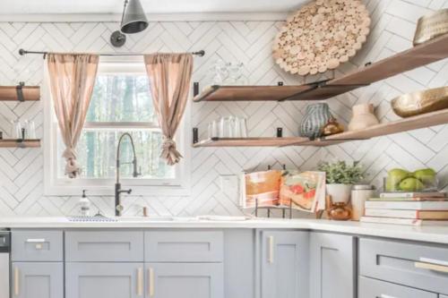 Charming and Spacious Home Great for Group Getaway in Jonesboro, USA
