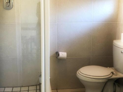 Standard Twin Room image 5