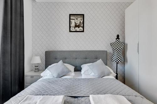 Grand Apartments - Modern Old Town Apartment - image 4