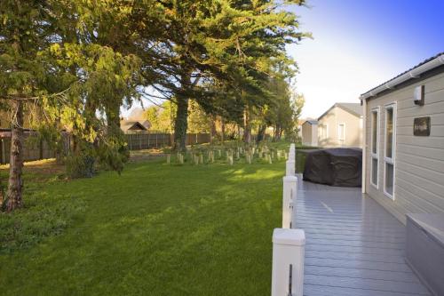 6 berth luxury lodge in Christchurch Dorset photo 2