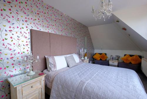 1 queen bed, 2 sofa beds