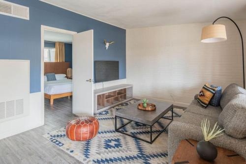 WanderJaunt -- Classic Central Phoenix Apartments - image 6