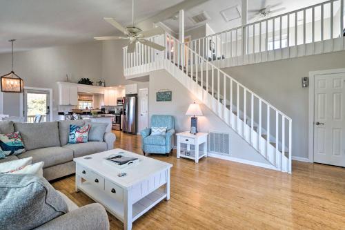 Carefree Coastal Getaway - Walk to Long Beach