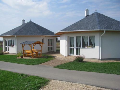  Kabóka Lovastanya (riding stable) Apartman, Pension in Enying bei Tamási