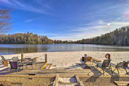 Sunny Newland Cabin with Deck, Pool and Beach Access! - Newland