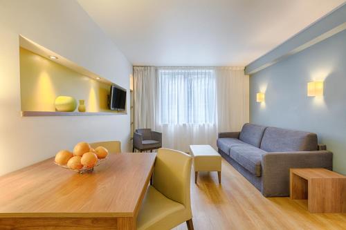 2 twin beds, 1 sofa bed