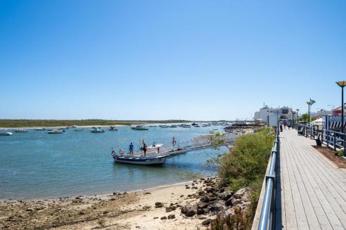 Fresh and Breezy Apartment, Centrally Located, Cabanas de Tavira