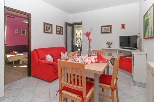 2 bedrooms, 4 beds