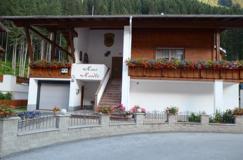 Dotări, Haus Handle in Kappl