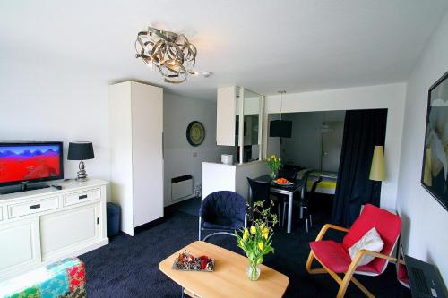 Appartement ZEEDUIN, Beg grond, eigen Terras - volledige KEUKEN- Resort Amelander Kaap, Incl verwarmd Hotel-ZWEMBAD