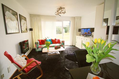 Ster-Appartement ""ZEEDUIN"", met eigen KEUKEN, ZONNIG TERRAS, VERWARMD ZWEMBAD, nabij DORP, DUINEN  in Amelanda