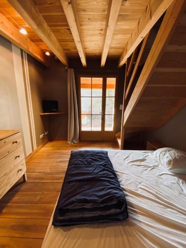 1 queen bed, 2 twin beds