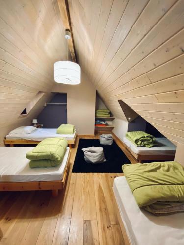 1 queen bed, 4 twin beds