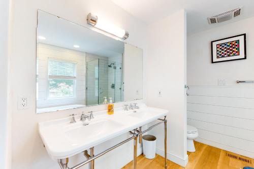 Newly Renovated Watermill Gem - image 6