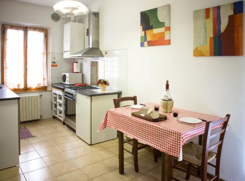 Cheap Apartment in The Old Village, Ferienwohnung in Colle di Val d’Elsa
