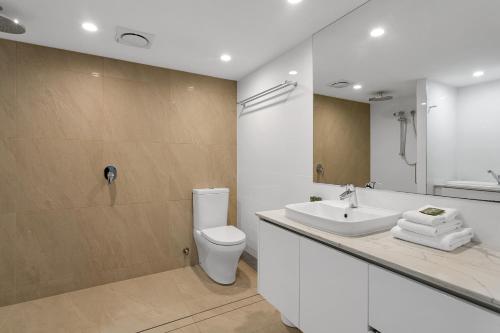 Deluxe Two Bedroom Apartment with Two Bathrooms image 10