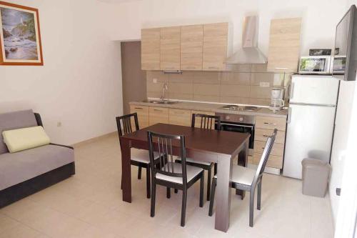 Two-Bedroom Apartment in Mundanije I - image 3