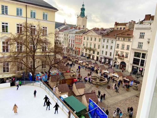 Luxury apartment with Rynok square view - image 5