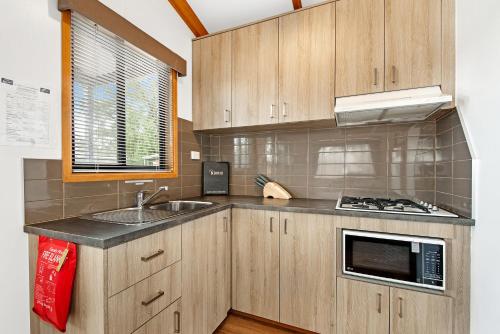 virtuve, Golden Country Motel and Caravan Park in Maryborough (VIC)