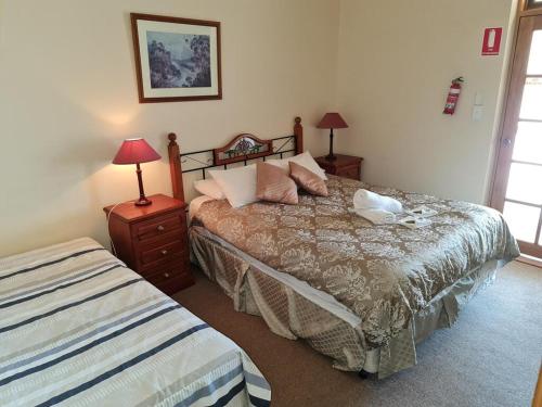 1 queen bed, 1 twin bed
