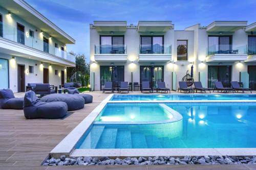 Daria Essence – Thassos Town, MO
