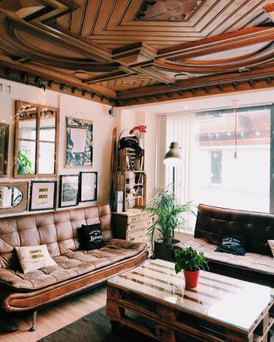 Shared lounge/TV area, Balmers Backpackers Hostel in Interlaken City Center