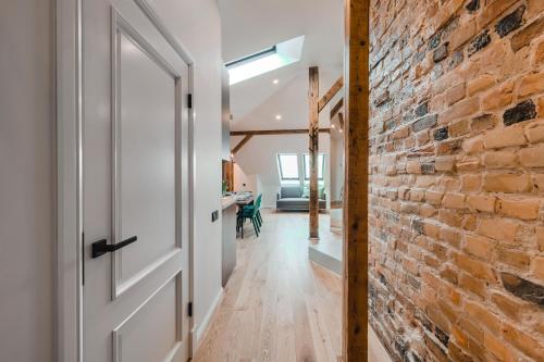 Big Design Apt - Sleeps 12 - Best Location, Riga (foto 9)