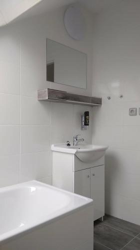 2 bedrooms, 4 beds