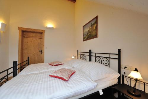 2 bedrooms, 3 beds