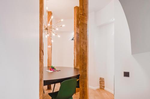 Big Design Apt - Sleeps 12 - Best Location, Riga (foto 6)