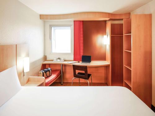 ibis London Heathrow Airport - image 7
