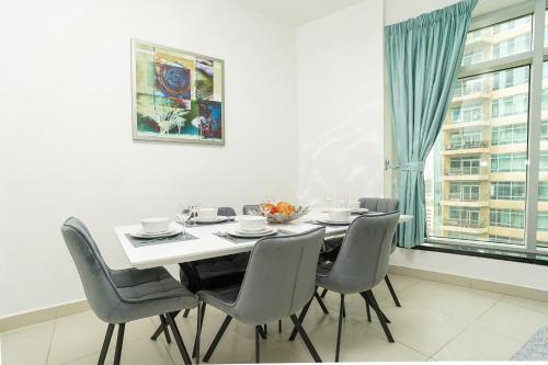 RH- Downtown Escape; Spacious 2BR near Dubai Mall, Opera