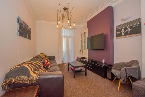 Lushlets - Riverside City Centre House with Hot tub and pool table - great for groups!