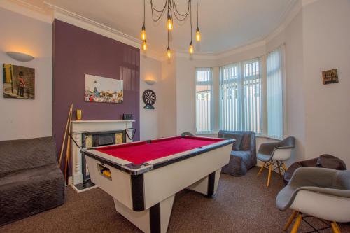 Lushlets - Riverside City Centre House with Hot tub and pool table - great for groups!