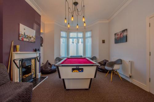 Lushlets - Riverside City Centre House with Hot tub and pool table - great for groups!