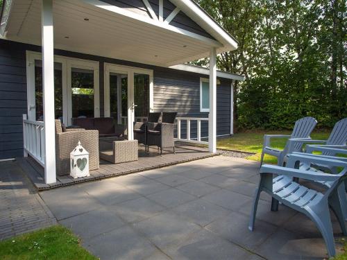  Modern chalet with covered terrace in nature, Pension in Rhenen