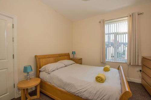 Lushlets - Riverside City Centre House with Hot tub and pool table - great for groups!