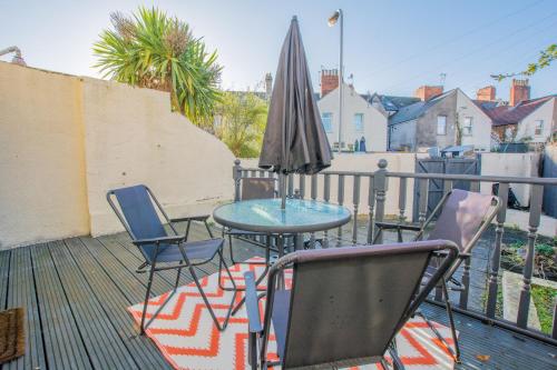 Lushlets - Riverside City Centre House with Hot tub and pool table - great for groups!