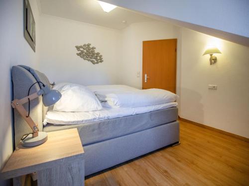 Dunenpark Binz - Komfortplus Ferienwohnung mit 1 Schlafzimmer und Balkon im Dachgeschoss 294 392m von Dollahner Straße entfernt