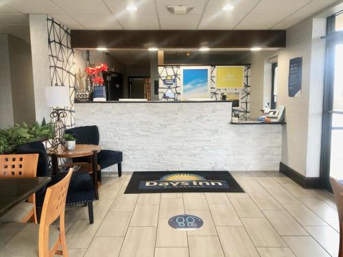 Lobby, Days Inn by Wyndham Asheville North in Asheville (NC)