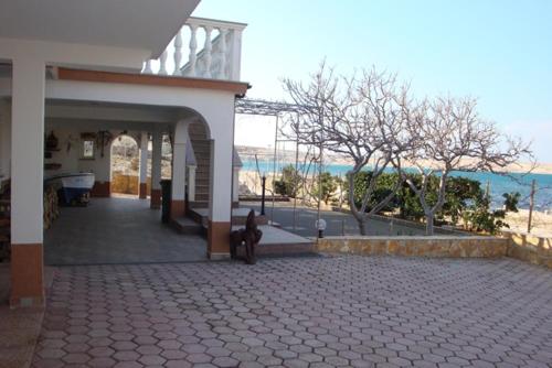 Apartment in Kustici with sea view, terrace, air conditioning, WiFi (3597-2) in คุสติซิ