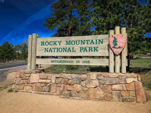 Cozy & Relaxing - Steps to Lake Estes, Indoor and Outdoor Fireplace, Close to it all!