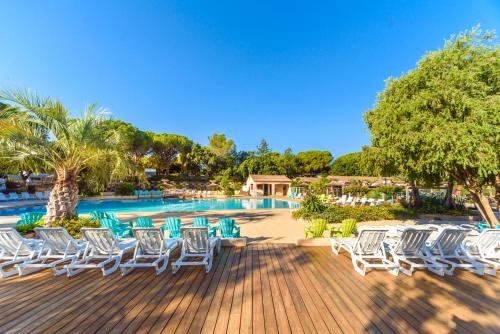 Chalets met buitenkeuken op Camping Leï Suves - JoyCasa – khách sạn tại Les Arquets