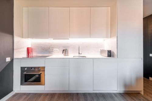 GuestReady - Stylish Modern Apt 6 mins from Baixa-Chiado - image 6