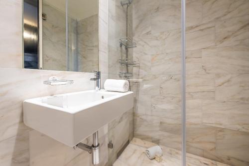 GuestReady - Stylish Modern Apt 6 mins from Baixa-Chiado - image 13