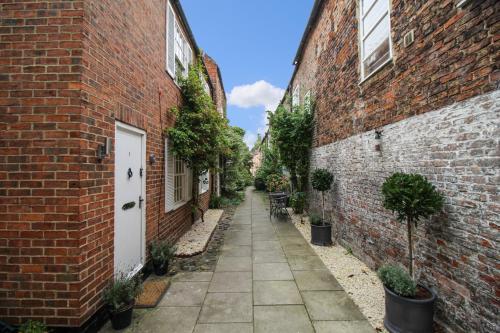 The Mews Cottage, with parking, Yarm - Apartment