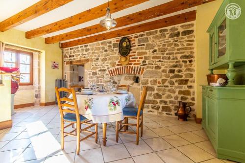 Gîte de Franc Saône et Loire référencé 1961 Les Perrières entre Autun et Le Creusot chez Maymard Yannick