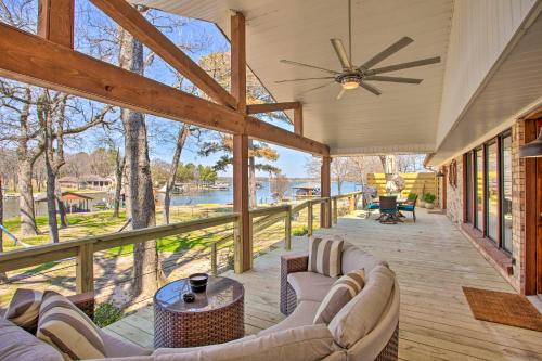 Luxury Waterfront Getaway on Cedar Creek Lake - Malakoff