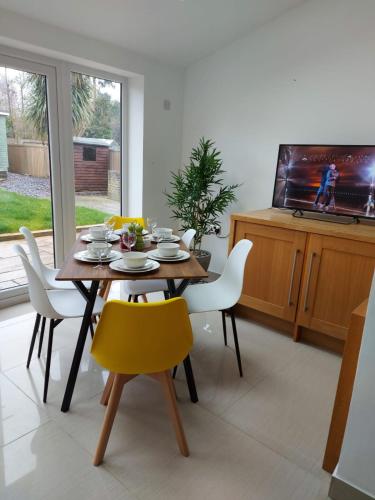 Newly Refurbished, Centrally Located 4 Bedroom House In Ashford, Ashford, Kent