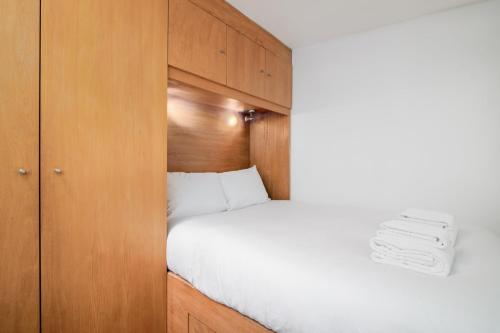 GuestReady - Artsy Central Fitzrovia Flat fits up to 4 - image 5